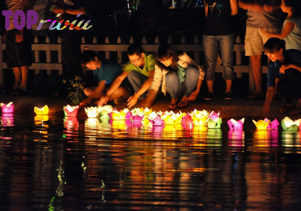 hội an về đêm có gì chơi - Thả đèn hoa đăng trên sông Hoài